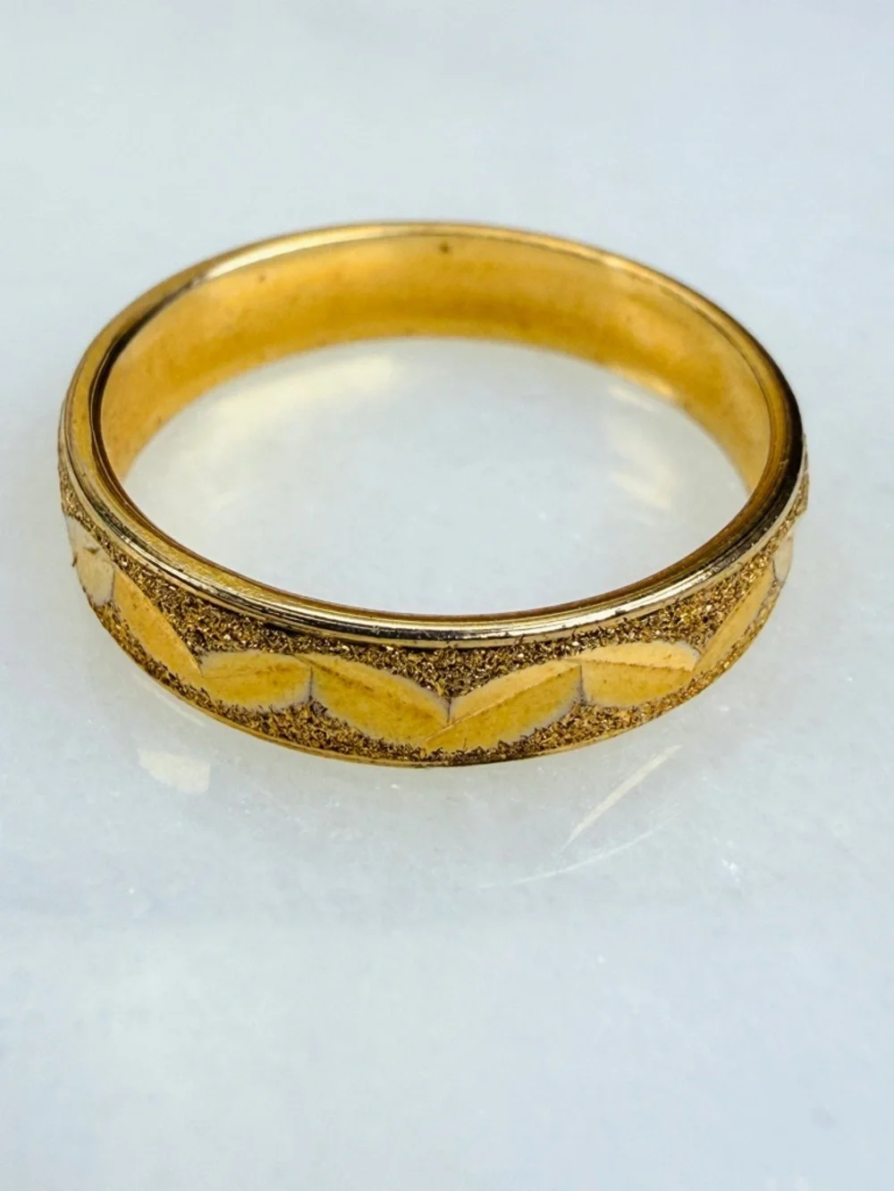 Elegant etched Goldtone Lightweight sz 6.75 band Ring